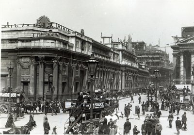 イングランド銀行、ビクトリア女王のダイヤモンドジュビリーのために装飾、1897 作： English Photographer